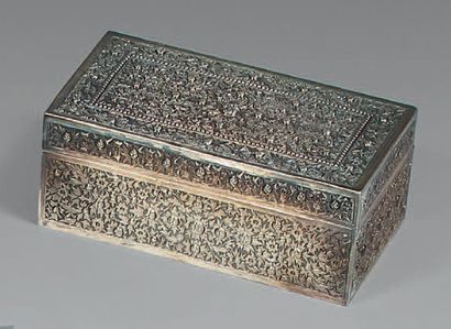 Boîte rectangulaire en argent, à décor au...