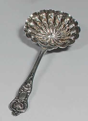 Cuiller à saupoudrer en argent, modèle violoné,...