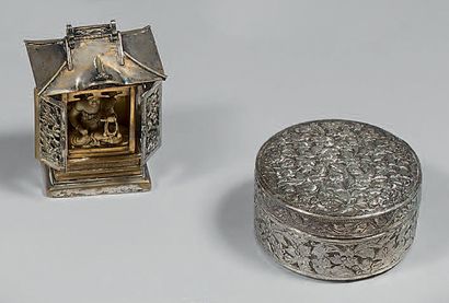 Boîte ronde en argent, à décor de fleurs...