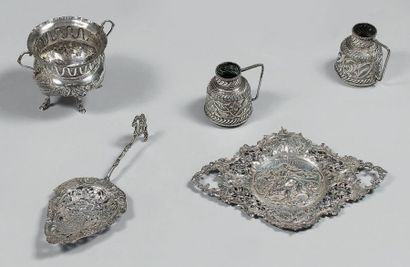 Lot en argent, composé de: un sucrier sur...