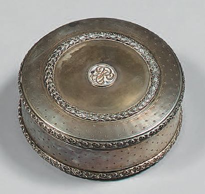 Boîte ronde en argent (950), à décor guilloché...