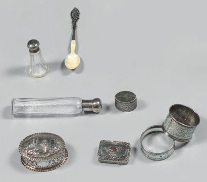 Lot en argent, composé de: une boîte ovale...