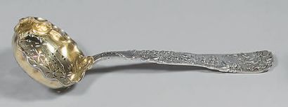 Cuiller à saupoudrer en argent, ornée de...