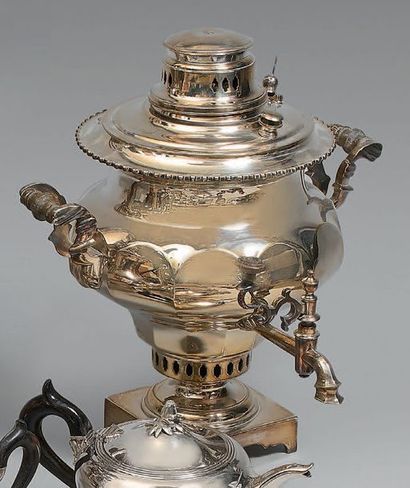 Grand samovar en métal argenté.
Travail russe...