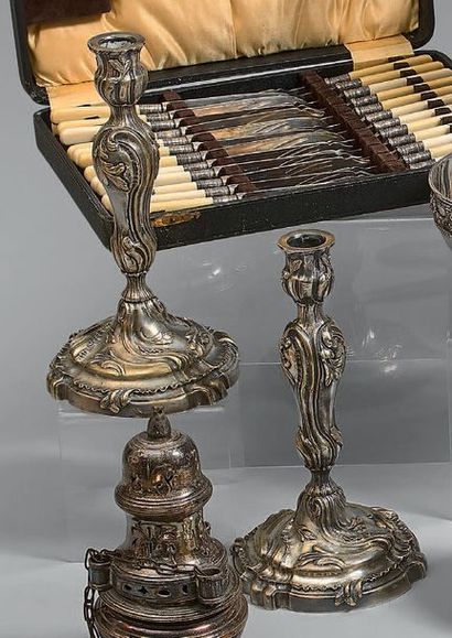 Paire de flambeaux en bronze argenté à décor...
