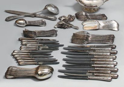 Partie de ménagère de couverts en métal argenté...