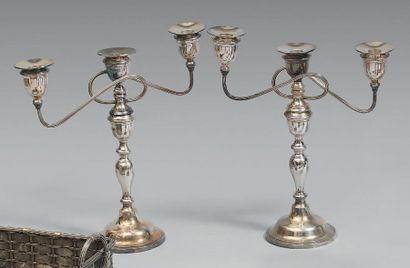 * Paire de flambeaux en métal argenté à trois...