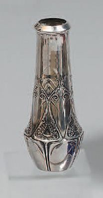 Vase à haut col en métal argenté à décor...