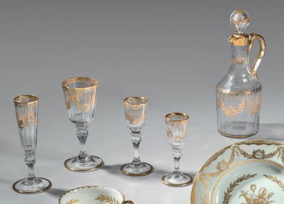 Service de verres en cristal à décor en dorure...