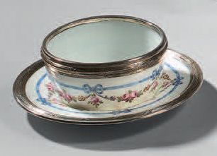 Beurrier et sa soucoupe en porcelaine blanche...
