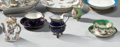 Ensemble en porcelaine composé de:
- une...