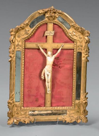 Christ en ivoire sculpté, sur une croix en...
