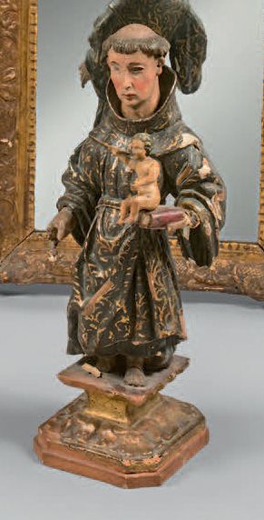 Statue en bois peint et doré figurant un...