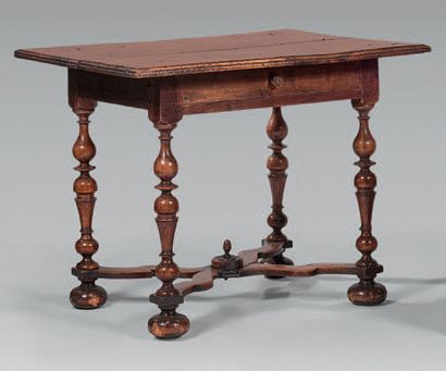 Table en bois fruitier, le plateau rectangulaire...