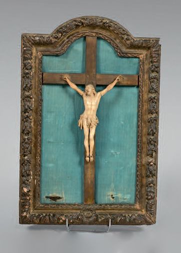 Christ en ivoire sculpté, dans un cadre en...