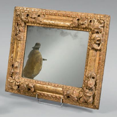 Miroir à entourage en bois doré à décor de...