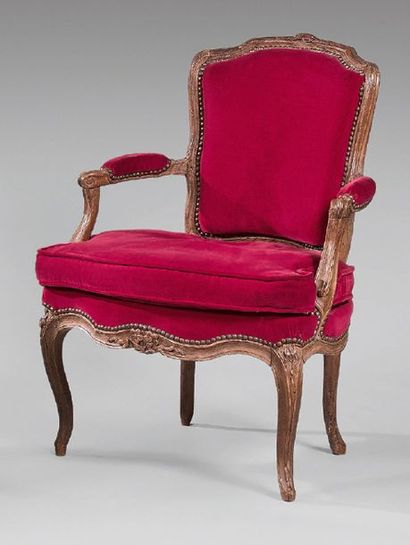 Fauteuil en bois naturel mouluré et sculpté...