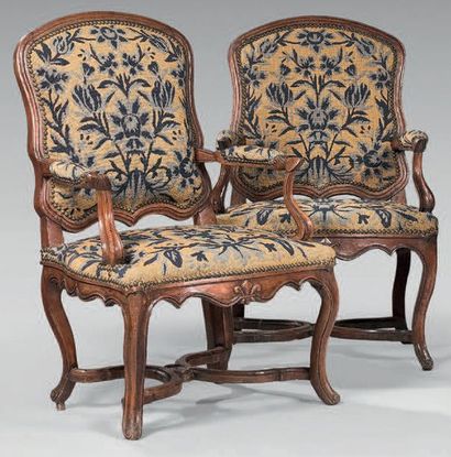 Paire de larges fauteuils à dossier plat...