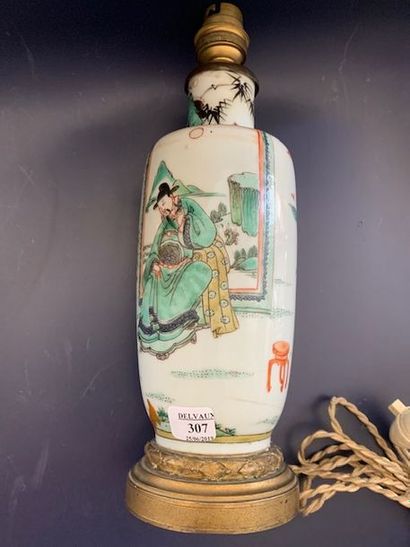 Vase balustre en porcelaine à décor en émaux...