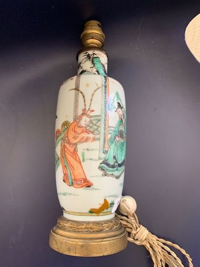 Vase balustre en porcelaine à décor en émaux...
