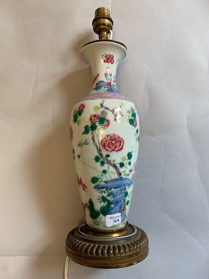 Vase de forme balustre en porcelain à décor...