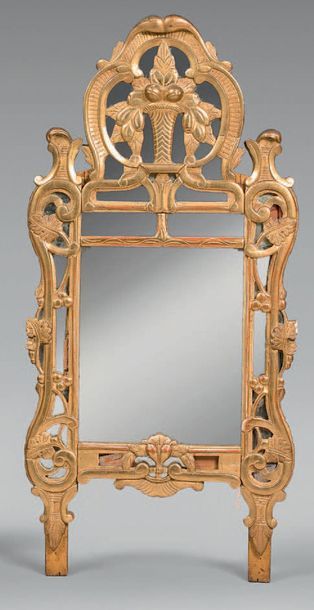 Miroir à entourage en bois doré à parcloses...