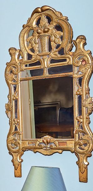 Miroir à entourage en bois doré à parcloses...