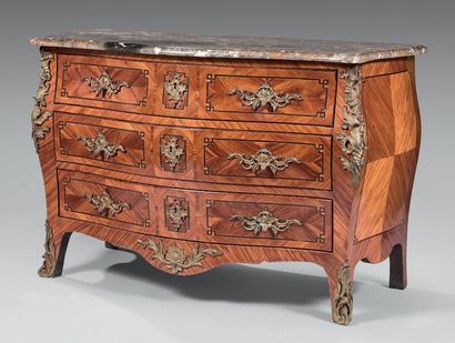 Commode galbée sur toutes faces en bois de...