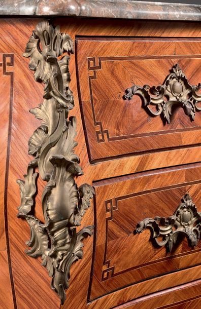 Commode galbée sur toutes faces en bois de...