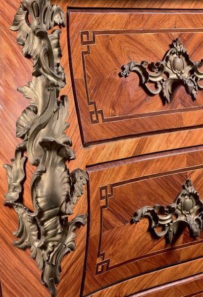 Commode galbée sur toutes faces en bois de...