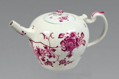 Petite verseuse en porcelaine à côtes, décorée...
