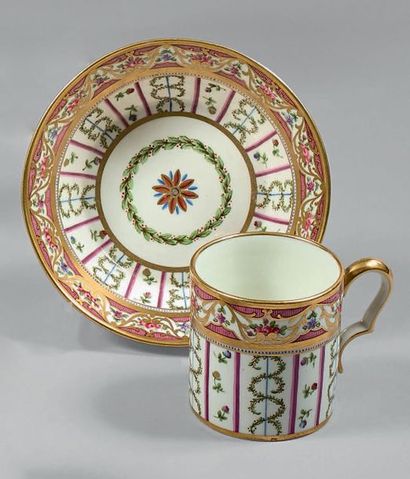 Tasse et sa soucoupe en porcelaine blanche...