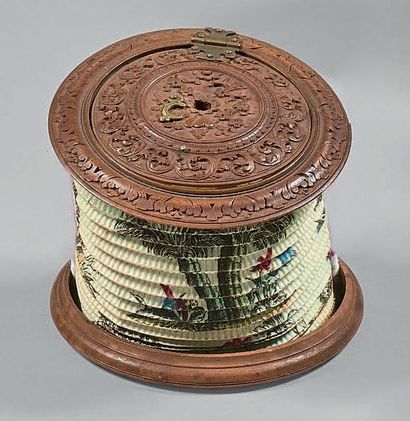 Lampion de poche de forme ronde en buis sculpté,...