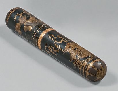 Etui à cire en laque à décor or et argent...