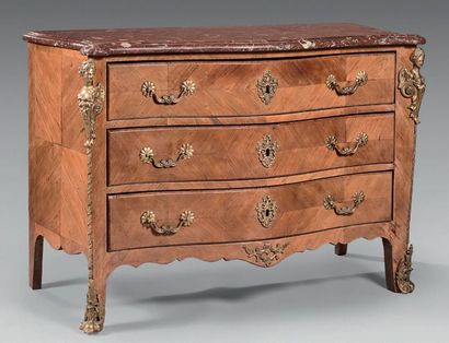 Commode à façade et côtés galbés, en bois...