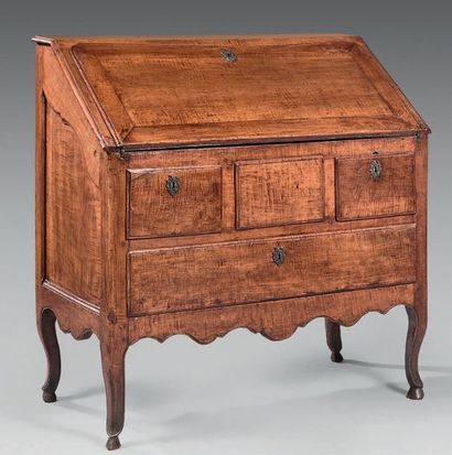 Bureau de pente en bois fruitier mouluré....