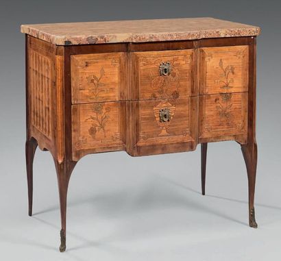 Petite commode en bois de placage et marqueterie....