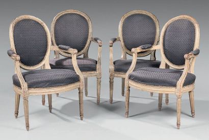 Suite de quatre fauteuils en bois relaqué...