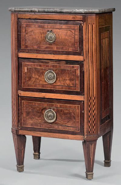 Petite commode en bois de placage marqueté...