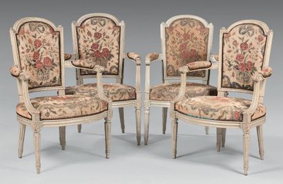 Suite de quatre fauteuils à dossier cabriolet...