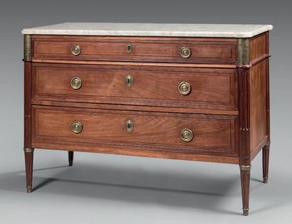 Commode en acajou et placage d'acajou mouluré,...