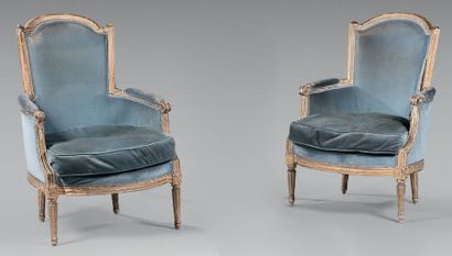 Paire de bergères en bois laqué crème et...