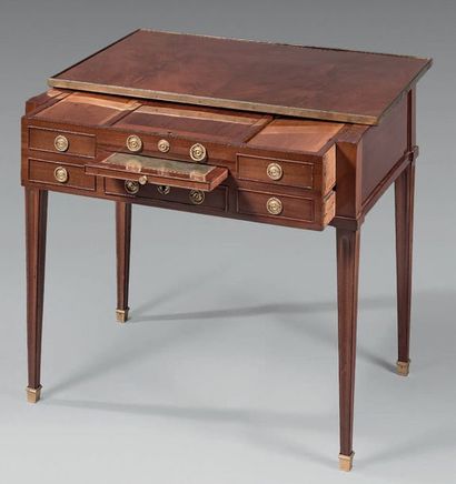 Bureau formant coiffeuse en acajou et placage...