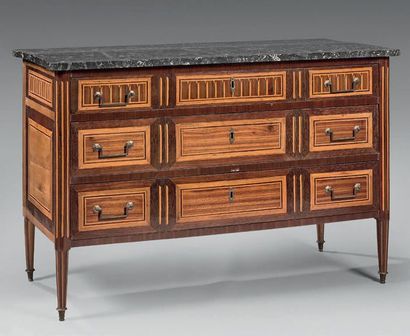 Commode en bois de placage et bois teinté...