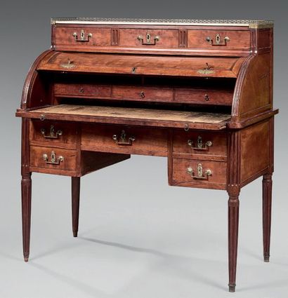 Bureau à cylindre en acajou mouluré et sculpté...