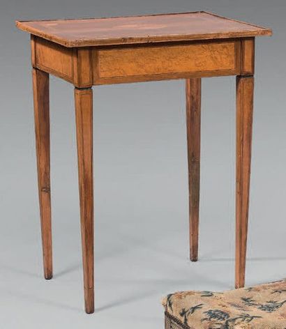 Petite table en bois fruitier, marqueté de...