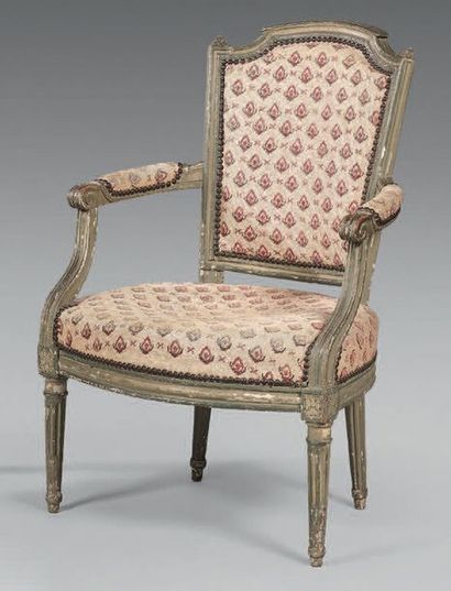Fauteuil en bois mouluré laqué gris vert...