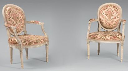 Paire de fauteuils en bois mouluré et sculpté,...