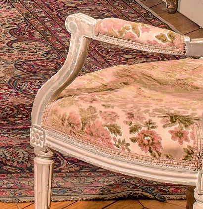 Paire de fauteuils en bois mouluré et sculpté,...