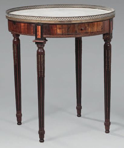 Table bouillotte en acajou et placage d'acajou...